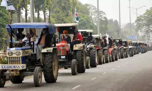 Punjab: किसानों ने ट्रैक्टर मार्च निकाला Punjab: किसानों ने ट्रैक्टर मार्च निकाला