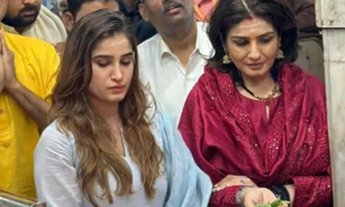 Raveena Tandon ने द्वारका में नागेश्वर महादेव मंदिर और रुक्मिणी मंदिर के दर्शन किए Raveena Tandon ने द्वारका में नागेश्वर महादेव मंदिर और रुक्मिणी मंदिर के दर्शन किए