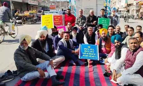 Punjab: गणतंत्र दिवस पर कार्यकर्ताओं ने जल प्रदूषण के मुद्दे पर धरना दिया Punjab: गणतंत्र दिवस पर कार्यकर्ताओं ने जल प्रदूषण के मुद्दे पर धरना दिया