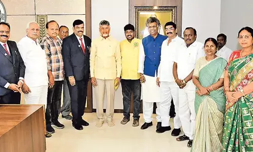 Andhra: संगठनों के प्रतिनिधियों ने सचिवालय में सीएम से मुलाकात की