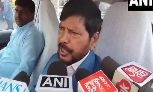 केंद्रीय मंत्री अठावले ने Kharge के गंगा में डुबकी वाले बयान की निंदा की