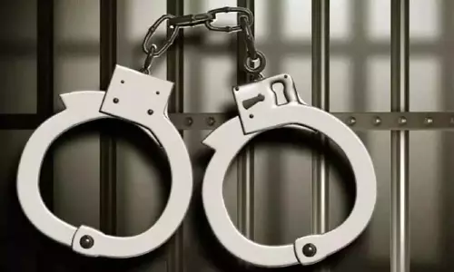 Park किए गए ट्रकों से चोरी करने के आरोप में तीन लोगों को हिरासत में लिया गया