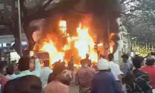 Karnataka: शोरूम में आग लगने से 10 इलेक्ट्रिक वाहन जलकर खाक Karnataka: शोरूम में आग लगने से 10 इलेक्ट्रिक वाहन जलकर खाक