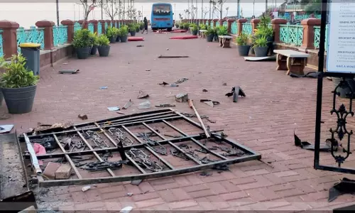 GOA: ब्रेक फेल होने से डोना पाउला जेटी पर निजी बस दुर्घटनाग्रस्त GOA: ब्रेक फेल होने से डोना पाउला जेटी पर निजी बस दुर्घटनाग्रस्त