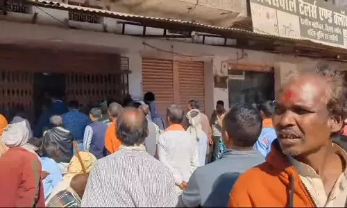 बैंक में पैसा नहीं! भुगतान कम होने से धान बेचने वाले किसान परेशान बैंक में पैसा नहीं! भुगतान कम होने से धान बेचने वाले किसान परेशान