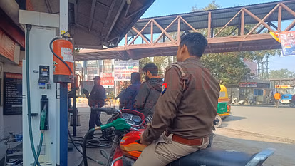 Bareilly: आंवला के पेट्रोल पंपों पर उड़ाई नियमों की धज्जियां Bareilly: आंवला के पेट्रोल पंपों पर उड़ाई नियमों की धज्जियां
