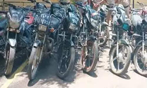 Jalaun: पुलिस ने बाइक चोर के बीच मुठभेड़, शातिर के पैर में लगी गोली 15 बाइक बरामद Jalaun: पुलिस ने बाइक चोर के बीच मुठभेड़, शातिर के पैर में लगी गोली 15 बाइक बरामद