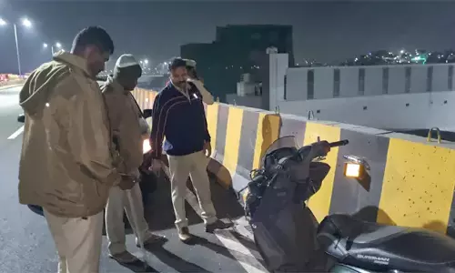 Hyderabad: तेज रफ्तार, ट्रिपल राइडिंग अरंगहर फ्लाईओवर पर तीन लोगों की मौत Hyderabad: तेज रफ्तार, ट्रिपल राइडिंग अरंगहर फ्लाईओवर पर तीन लोगों की मौत