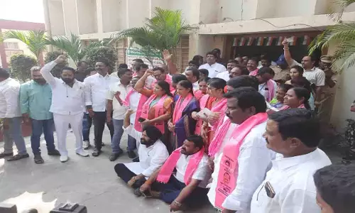 BRS पार्षदों ने करीमनगर नगर निगम में किया विरोध प्रदर्शन BRS पार्षदों ने करीमनगर नगर निगम में किया विरोध प्रदर्शन