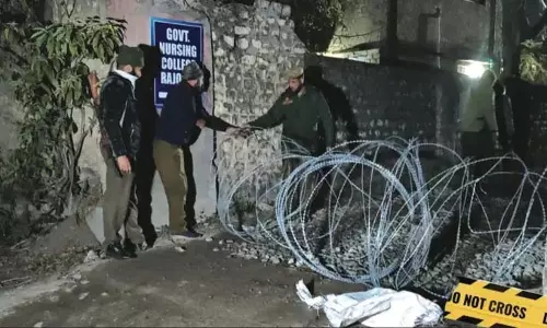 Jammu: सघन जांच के बीच कंटेनमेंट जोन में प्रतिबंध जारी Jammu: सघन जांच के बीच कंटेनमेंट जोन में प्रतिबंध जारी