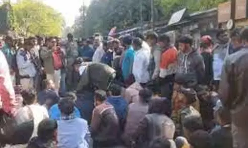 Latehar: सड़क दुर्घटना में स्‍कूली बच्‍चे की मौत के बाद परिजनों ने किया सड़क जाम