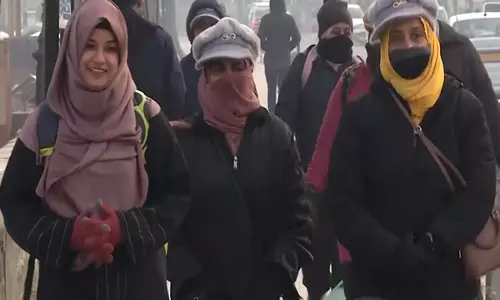 Kashmir शीत लहर की चपेट में: पर्यटकों ने लिया सर्द मौसम का लुत्फ Kashmir शीत लहर की चपेट में: पर्यटकों ने लिया सर्द मौसम का लुत्फ