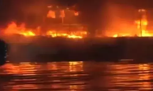 Hussainsagar नाव आग: चालक की मौत Hussainsagar नाव आग: चालक की मौत