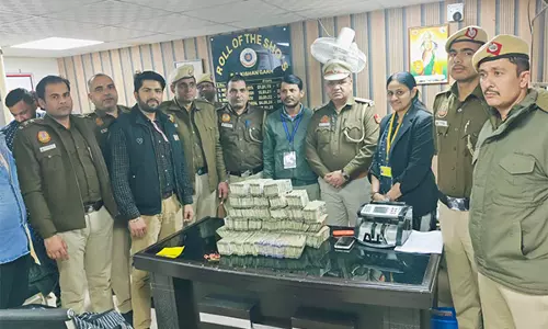 Delhi Police ने 83 लाख रुपये की कथित अवैध नकदी ले जाने के आरोप में तीन लोगों को किया गिरफ्तार