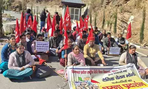 Law University के कर्मचारियों ने 43 कर्मचारियों की बर्खास्तगी का विरोध किया Law University के कर्मचारियों ने 43 कर्मचारियों की बर्खास्तगी का विरोध किया