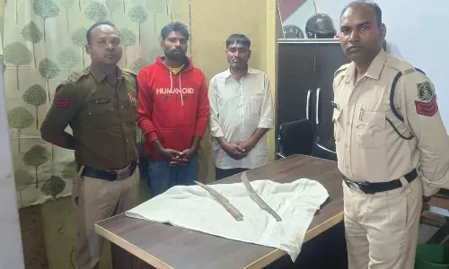 महिलाओं को हथियार दिखाकर धमकाया, दो शराब कोचिए गिरफ्तार