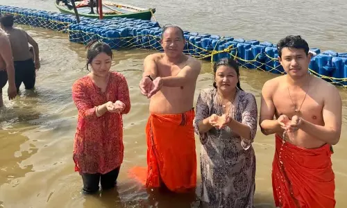 Arunachal के गृह मंत्री ने संगम में पवित्र डुबकी लगाई Arunachal के गृह मंत्री ने संगम में पवित्र डुबकी लगाई