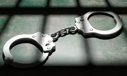 Karnataka: लोकायुक्त पुलिस ने रिश्वत के आरोप में ट्रैफिक इंस्पेक्टर-कांस्टेबल को किया गिरफ्तार Karnataka: लोकायुक्त पुलिस ने रिश्वत के आरोप में ट्रैफिक इंस्पेक्टर-कांस्टेबल को किया गिरफ्तार