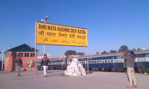 Katra रेलवे स्टेशन ठोस कचरे के अवैज्ञानिक प्रबंधन से पवित्र शहर के पर्यावरण को प्रदूषित कर रहा Katra रेलवे स्टेशन ठोस कचरे के अवैज्ञानिक प्रबंधन से पवित्र शहर के पर्यावरण को प्रदूषित कर रहा