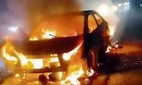 Ludhiana: उपद्रवियों द्वारा लगाई गई आग में कार जलकर खाक Ludhiana: उपद्रवियों द्वारा लगाई गई आग में कार जलकर खाक