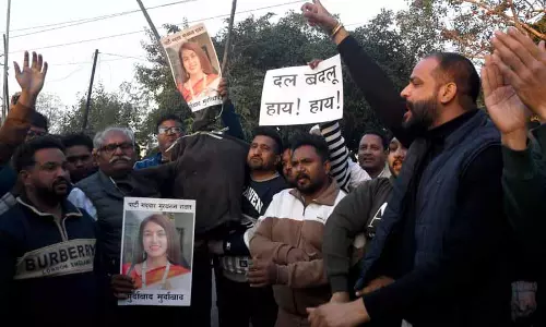 कांग्रेस ने रावत का पुतला जलाया, BJP में शामिल होने को ‘विश्वासघात’ बताया