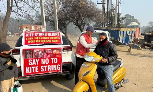 Ludhiana: पतंग के मांझे से बचाने के लिए मुफ्त में गर्दन की रक्षा करने वाले उपकरण बांटे Ludhiana: पतंग के मांझे से बचाने के लिए मुफ्त में गर्दन की रक्षा करने वाले उपकरण बांटे
