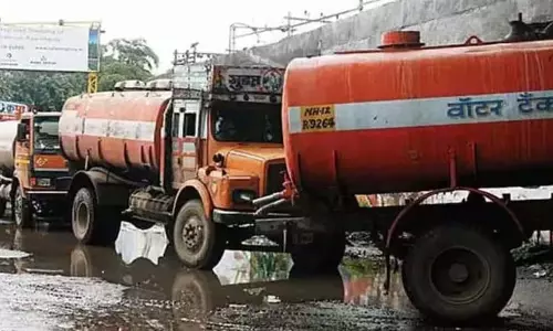 गांव की 11 सोसायटियों में पानी की आपूर्ति के लिए पानी के टैंकरों का इस्तेमाल गांव की 11 सोसायटियों में पानी की आपूर्ति के लिए पानी के टैंकरों का इस्तेमाल