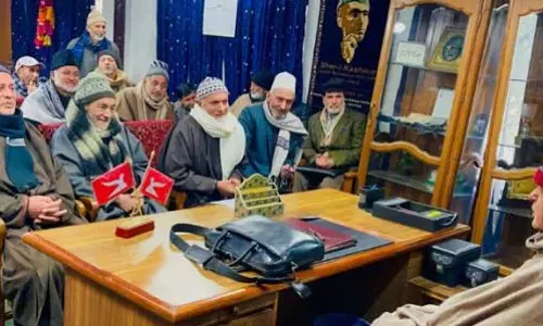 बडगाम से NC प्रतिनिधिमंडल ने डॉ. फारूक से मुलाकात की