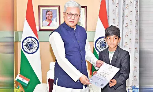 Siddipet के युवा पर्वतारोही विहार ने राज्यपाल से मुलाकात की
