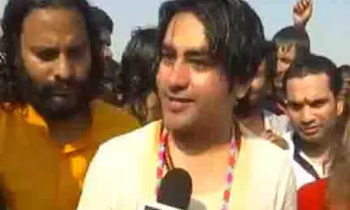 Maha Kumbh 2025: बागेश्वर धाम प्रमुख ने राष्ट्र, आस्था और श्रद्धालुओं के लिए लगाई पांच पवित्र डुबकी Maha Kumbh 2025: बागेश्वर धाम प्रमुख ने राष्ट्र, आस्था और श्रद्धालुओं के लिए लगाई पांच पवित्र डुबकी