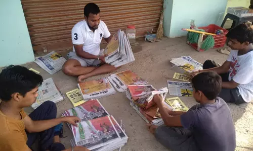 चुनावी माहौल में पेपर बांटने वाले की चमकी किस्मत