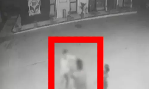 बोतल में पेट्रोल देने से मना करने पर पंपकर्मी को पीटा, रायपुर का मामला बोतल में पेट्रोल देने से मना करने पर पंपकर्मी को पीटा, रायपुर का मामला