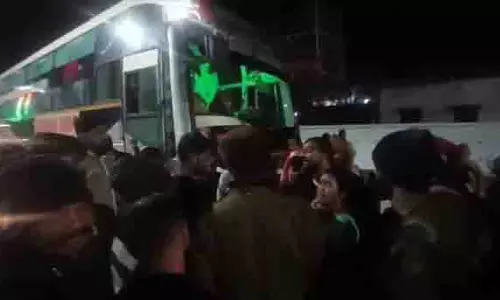 Raisen: बस संचालक और श्रद्धालुओं के बीच हुआ विवाद, चला हाई वोल्टेज ड्रामा Raisen: बस संचालक और श्रद्धालुओं के बीच हुआ विवाद, चला हाई वोल्टेज ड्रामा
