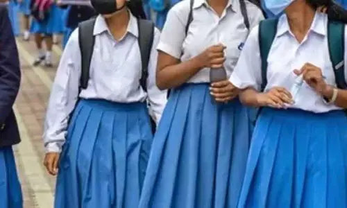 स्कूल के लिए निकलीं थी छात्राएं मगर नहीं पहुंची घर, परिवार में मची खलबली स्कूल के लिए निकलीं थी छात्राएं मगर नहीं पहुंची घर, परिवार में मची खलबली