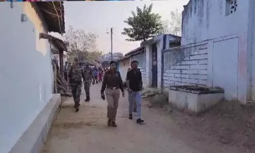 कमरे में संदिग्ध अवस्था में मिली युवती की लाश, गांव में फैली सनसनी कमरे में संदिग्ध अवस्था में मिली युवती की लाश, गांव में फैली सनसनी