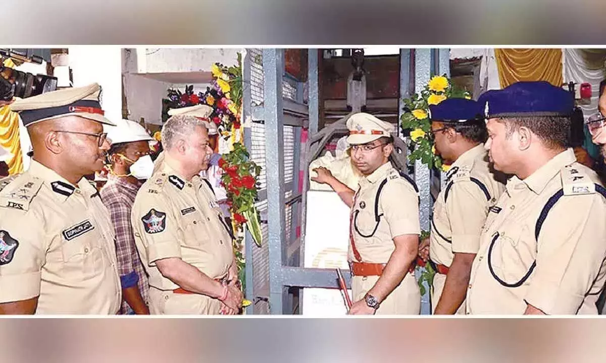 Andhra Pradesh: अनकापल्ली पुलिस ने 35,000 किलो गांजे को आग के हवाले कर दिया