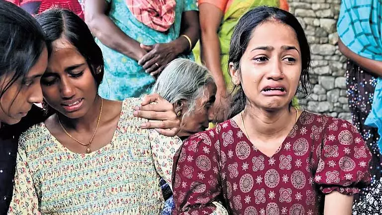 Kerala : आरोपी चेंथामारा पकड़ा गया पुलिस ने नेनमारा स्टेशन के बाहर भीड़ पर लाठियां बरसाईं Kerala : आरोपी चेंथामारा पकड़ा गया पुलिस ने नेनमारा स्टेशन के बाहर भीड़ पर लाठियां बरसाईं