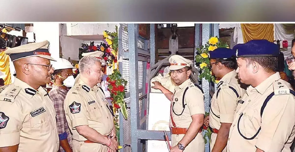 Andhra: अनकापल्ली पुलिस ने 35,000 किलो गांजे को आग के हवाले कर दिया