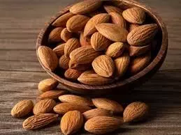 Almond Peel Benefits: त्वचा के लिए किसी वरदान से कम नहीं है बादाम का छिलका, इसमें छिपा है ग्लोइंग स्किन का खजाना