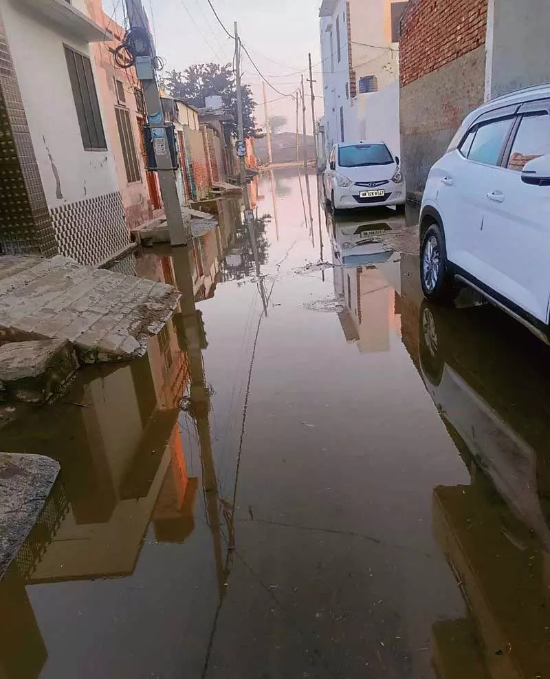 Haryana : ओवरफ्लो सीवर से नरवाना रोड पर पानी भर गया Haryana : ओवरफ्लो सीवर से नरवाना रोड पर पानी भर गया