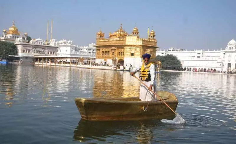 Harmandir Sahib के सरोवर की आध्यात्मिक आभा में ‘स्वर्ण’ नाव ने चार चांद लगा दिए