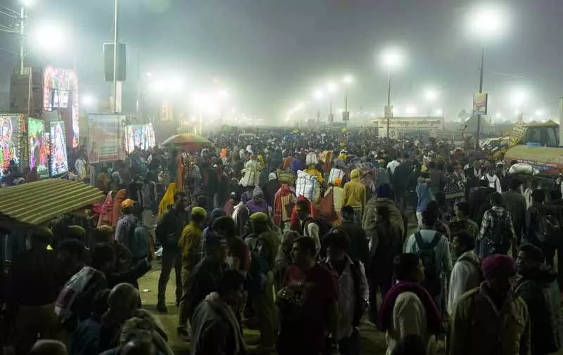 Maha Kumbh: परिजन अपने प्रियजनों के बारे में जानने के लिए कर रहे हैं फोन