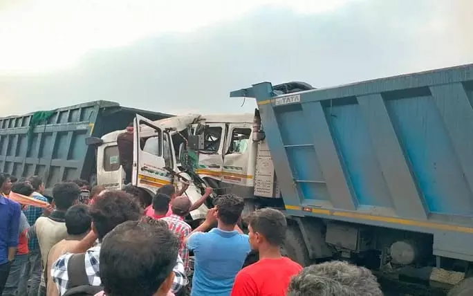 Sonbhadra: दो हाईवा की टक्कर, चालक गंभीर रूप से घायल Sonbhadra: दो हाईवा की टक्कर, चालक गंभीर रूप से घायल