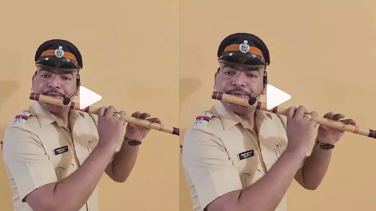 पुलिस के जवान ने बांसुरी से गाया ऐ वतन, वतन मेरे, इंटरनेट पर VIDEO वायरल