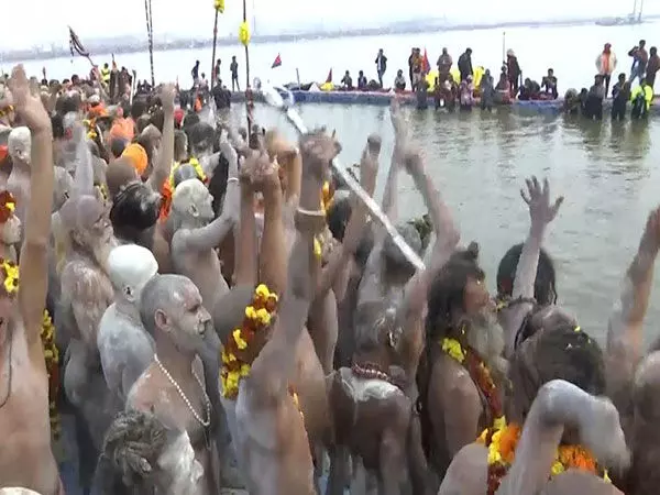 MahaKumbh: अखाड़ों ने अपने देवताओं के साथ त्रिवेणी संगम पर अमृत स्नान किया