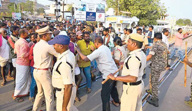 Telangana: उचित मूल्य की मांग को लेकर किसान आक्रोशित