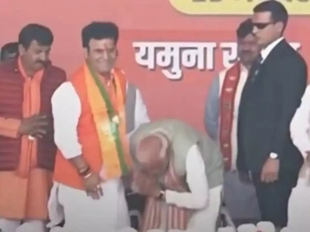 BIG BREAKING: BJP प्रत्याशी के PM मोदी ने पैर छुए, देखें VIDEO...