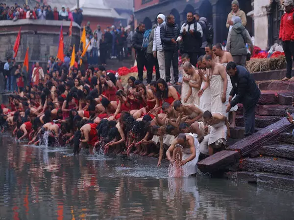 स्वस्थनी ब्रत के कठिन उपवास से गुजर रहे नेपाली हिंदू भक्तों ने पशुपति में अपनी पहली तीर्थयात्रा की