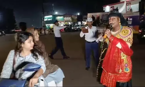 यमराज बना ट्रैफिक पुलिस का जवान, बताया हेलमेट नहीं पहनने पर क्या होगा?