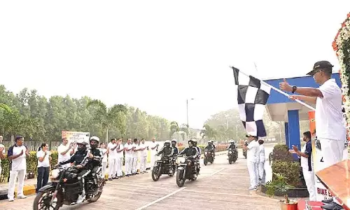 Andhra Pradesh: समुद्री सुरक्षा पर जागरूकता फैलाने के लिए मोटरसाइकिल अभियान Andhra Pradesh: समुद्री सुरक्षा पर जागरूकता फैलाने के लिए मोटरसाइकिल अभियान
